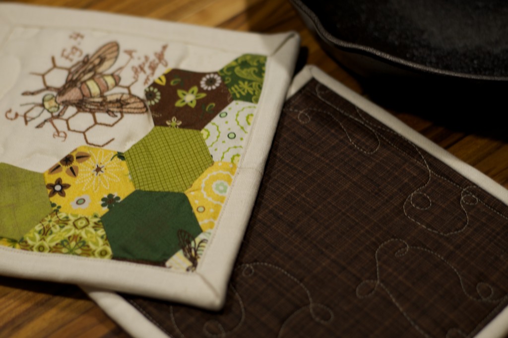 Bee Potholders #UrbanThreads