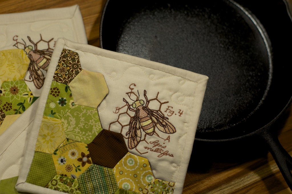 Bee Potholders #UrbanThreads